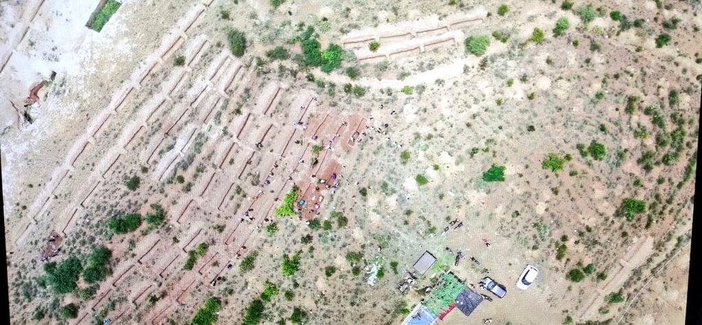 ChikkballapurZP's tweet photo. 500 trenches and 3000 saplings through #MGNREGA at Dibbur GP, #Chikkaballapur taluk
Soil Moisture Conservation works along with diverse plantation has ensured afforestation and biodiversity. Participation from locals will ensure sustainability. #buildingforests https://t.co/Z0OoX2jhhy