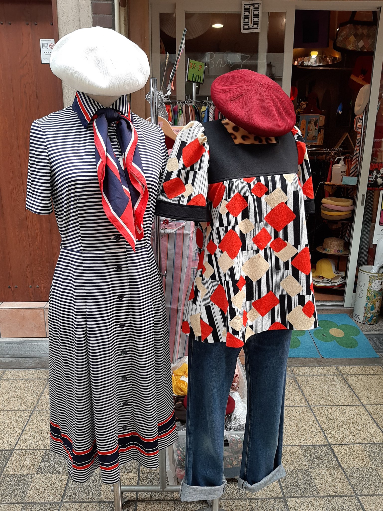 古着屋 レトロ古着ランデヴーのマミ 新入荷 今日の軒先さん マリンテイストなポリワンピース と幾何学柄が可愛いチュニックなお二人 青や紺系のワンピース色々 すべて通販可能 お気軽にdm等にご連絡下さいませ 古着屋 古着 昭和レトロ 通販可能