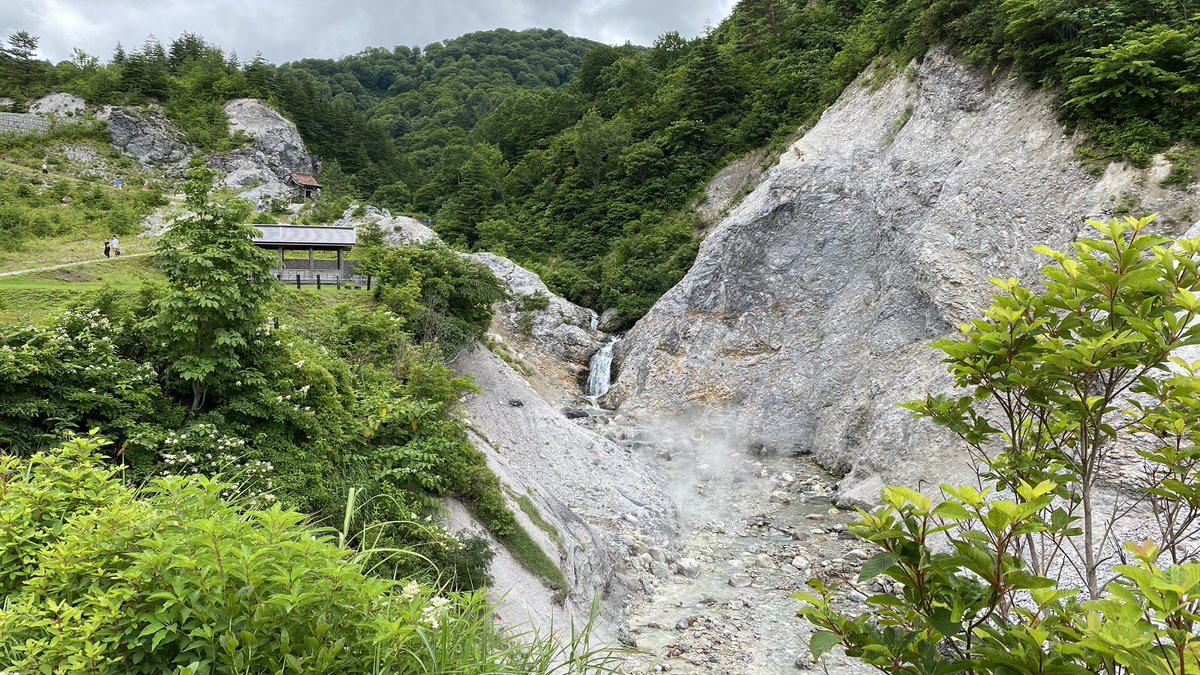 Domino 川原毛地獄 秋田県湯沢市 到着途端に強烈な硫化水素臭に巻かれ 満目には噴気が諸所に上るさま 灰白色の山肌に草木の枯れたさまが映る 一瞬にして非日常地に入内したことを確認した 著名な霊場でもある Domino 川原毛地獄 秋田県湯沢市 到着途端に強烈な硫化水素臭に巻かれ 満目には噴気が諸所に上るさま 灰白色の山肌に草木の枯れたさまが映る 一瞬にして非日常地に入内したことを確認した 著名な霊場でもある