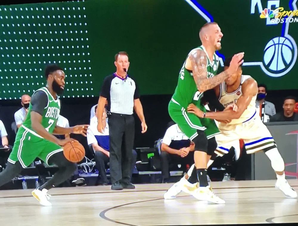 受到裁判照顧？字母哥賽後被群嘲，記者：NBA史上首個8次犯規並獲勝球員！（影）-黑特籃球-NBA新聞影音圖片分享社區