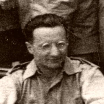 paroles_la's tweet photo. 28 avril 1942. Bir Hakeim. Une patrouille française est en péril. Pierre Lafon, 37 ans, se sacrifie : il restera seul face à l'ennemi. Tous auront la vie sauve, mais une classe à Albi ne reverra jamais son professeur. Lafon est tué après avoir consommé toutes ses munitions. https://t.co/EP9eWfwPuI