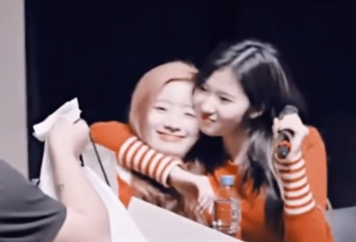 SN: no you& #39;re mine *pulls dahyun*DH: *victory smile*