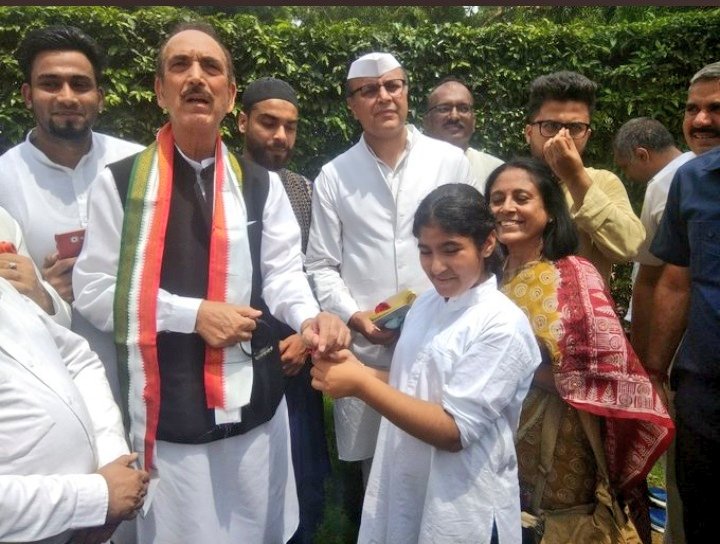 GGF_NGO's tweet photo. Eid Mubarak to GGF President Sh @ghulamnazad Sir. In 2018, GGF Women team from all faiths tied sacred rakhis on the wrist of GGF President Shri #GhulamNabiAzad and wished him good health during the Eid-Rakshabandan milan in New Delhi along with other members of the NGO.#EidAlAdha https://t.co/byTmc4BeMG