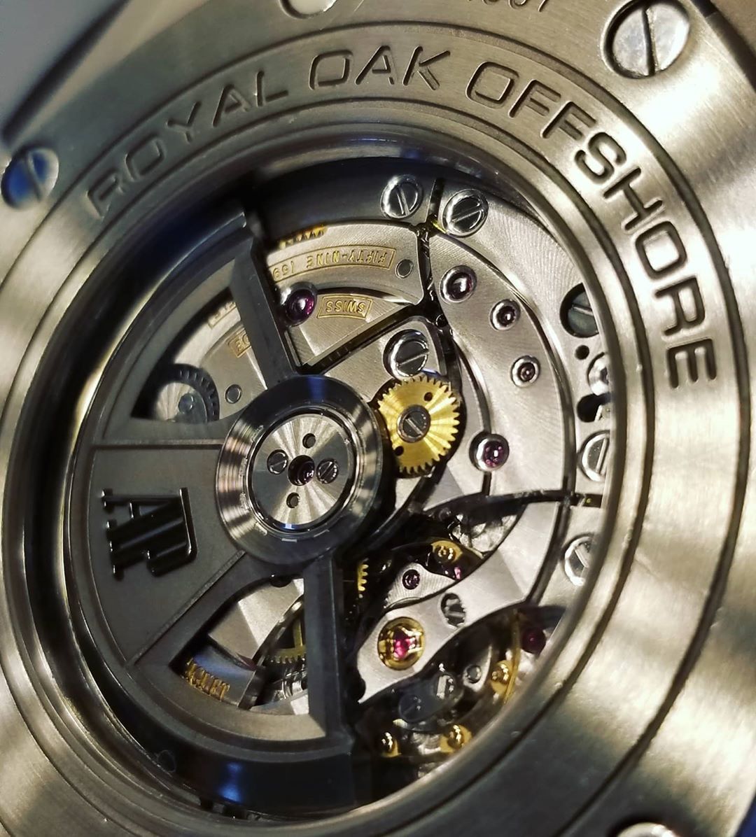 Checking out the 'engine' 

#audemarspiguet #audemarspiguetroyaloakoffshore #audemarspiguetwatch #AudemarsPiguetRoyalOak #audemarspiguetoffshore #audemarspiguetrooslategrey #audemarspiguet15300 #audemarspiguetboutique #audemarspiguetchronograph #audemarspiguetdiver