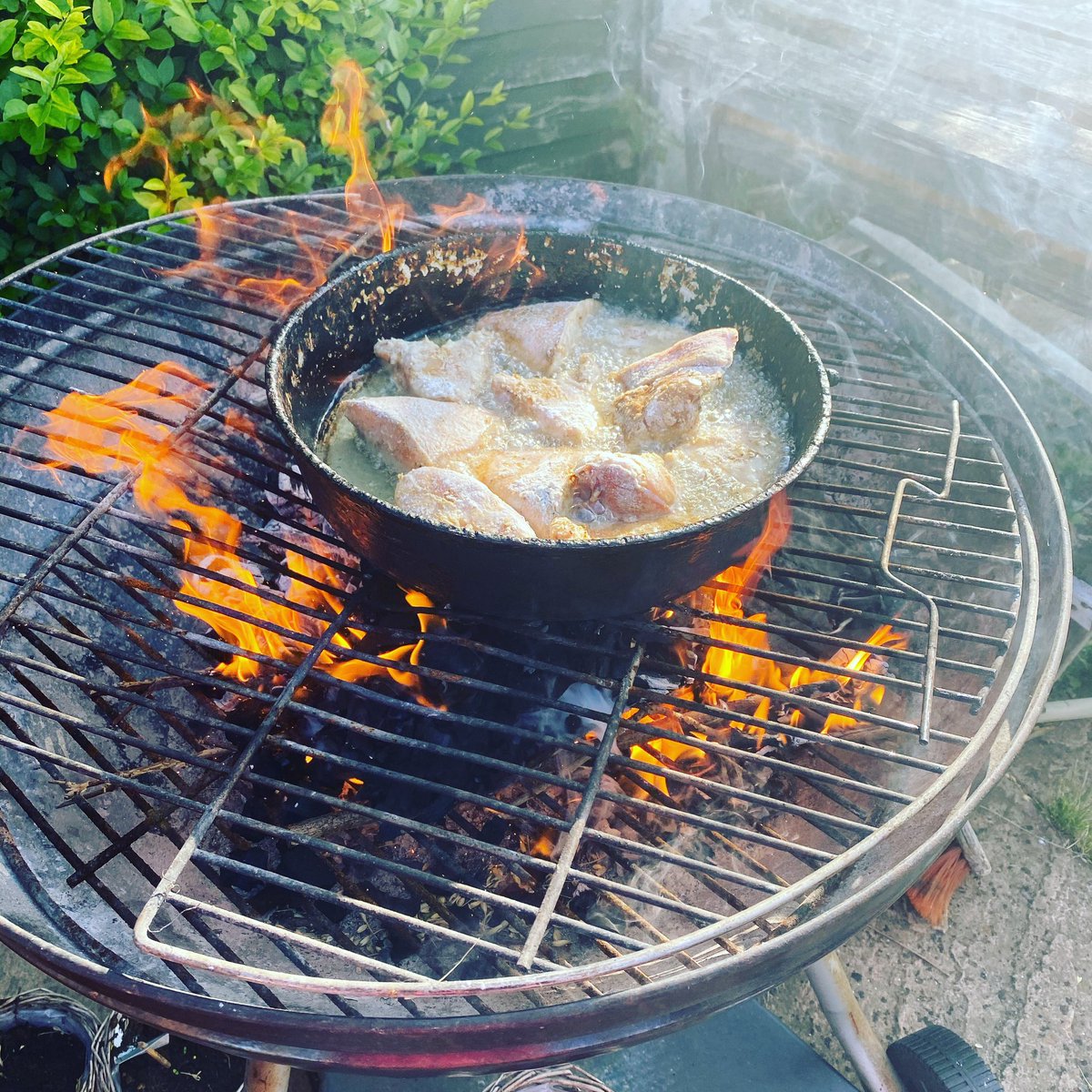 sherlynmelody's tweet photo. Jamaicans ๐ฏ๐ฒ on a Saturday morning, be like... I donโt want to stink out the house with the #FryFish ๐ ๐๐คฃ
#HeadlessBream #friedfish #escovitchfish #jamaicancuisine #jamaicanculture #OutsideKitchen #IfYouKnowYouKnow Yes Mummy ๐ต๐พ #ProudJamaican ๐๐พ https://t.co/Yhp3MFvnaz
