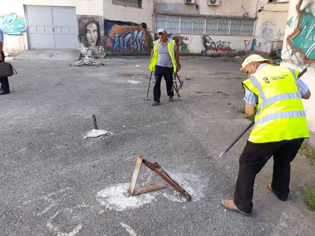 punetorettirane's tweet photo. Hapësirat publike janë të dedikuara për të gjithë qytetarët🚶‍♂️🚶‍♀️, dhe jo 'pronë' e individëve të caktuar. Task Forcë e DPPGJ,në mbështetje te Policisë Bashkiake, bëri të mundur lirimin e hapësirave publike në disa rrugë kryesoretë kryeqytetit, duke e kthyer situatën në normalitet. https://t.co/3KOut0UbYV