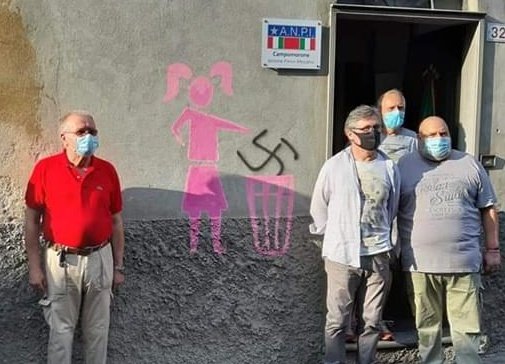 Sotto la targa della Sezione ANPI Campomorone, in provincia di Genova, qualcuno ha disegnato una svastica. Il direttivo decide di lasciarla lì trasformandola.. Quando la fantasia civile sotterra l'idiozia criminale.

#intelligenzapartigiana