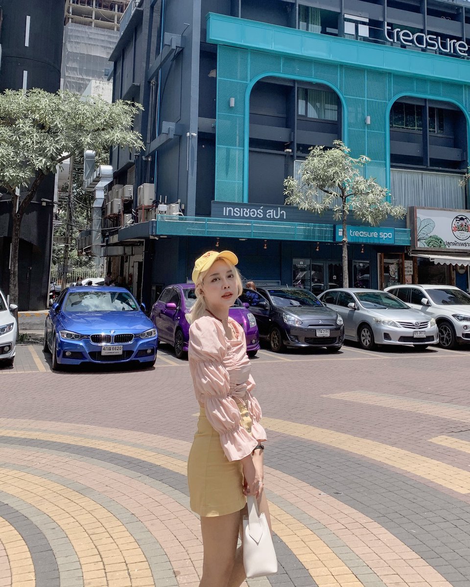 onnieyepo's tweet photo. ความสนุกตั้งแต่เปิดร้านเสื้อผ้าก็คือการได้ mix&amp;match เสื้อผ้าให้ออกมาเป็นสไตล์เราที่สุด แล้วคนอยากจะแต่งตาม การหยิบเสื้อผ้าที่เป็น fast fashion มา mix ให้ออกมาได้หลายๆลุคส์ คือถ้าใครซื้อไปจะต้องใส่ได้หลายครั้ง จะต้องคุ้มที่สุด https://t.co/y6LptEcwC6