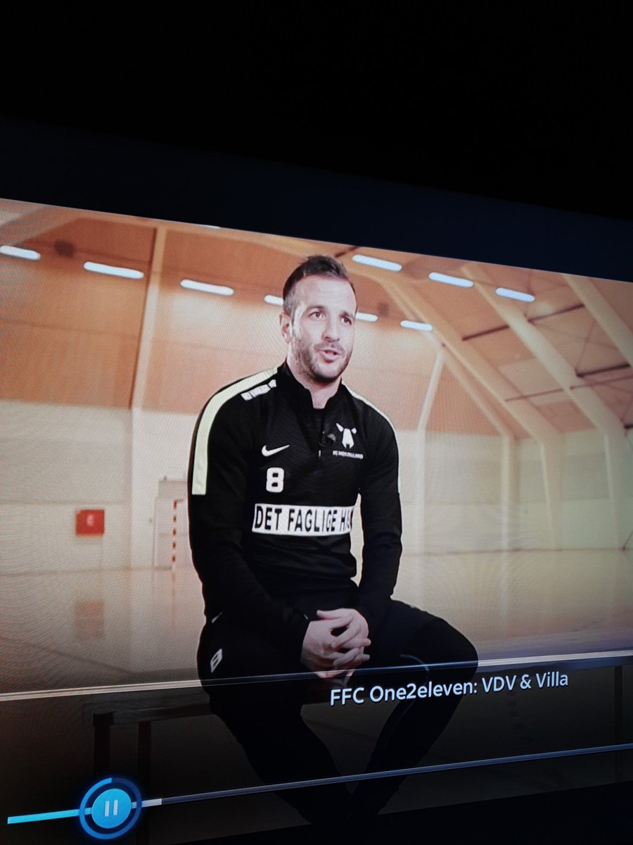 a5hmerv's tweet photo. @joerogan is 
Rafael van der Vaart Bryan Callen's brother? https://t.co/Ufqv381Sr2
