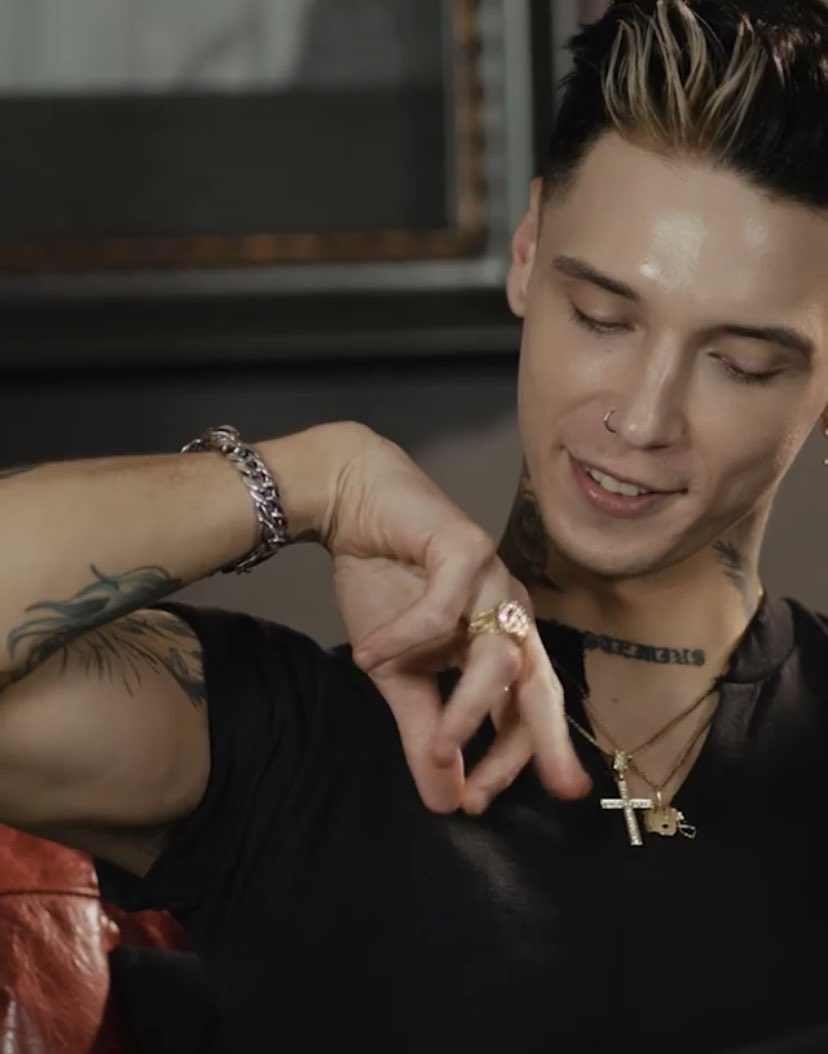 tinabvb2's tweet photo. Can’t wait for the livestream concert today, @blackveilbrides #restitchthesewounds is on repeat so loud. I’m so proud of you guys for never quitting, evolving and reaching out to your fans in this hard time. My fav band seems happier than ever & I love it. #insidehand https://t.co/Rdyd64A5qp