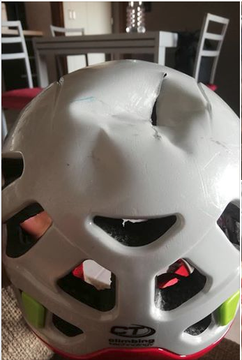 EsportivaAksa's tweet photo. Cuando el casco te salva la vida.. Gracias a #climbingtechnology... nunca olviden ponerlo. 😉by: Paolo Atzori https://t.co/vjwfRG6Usq