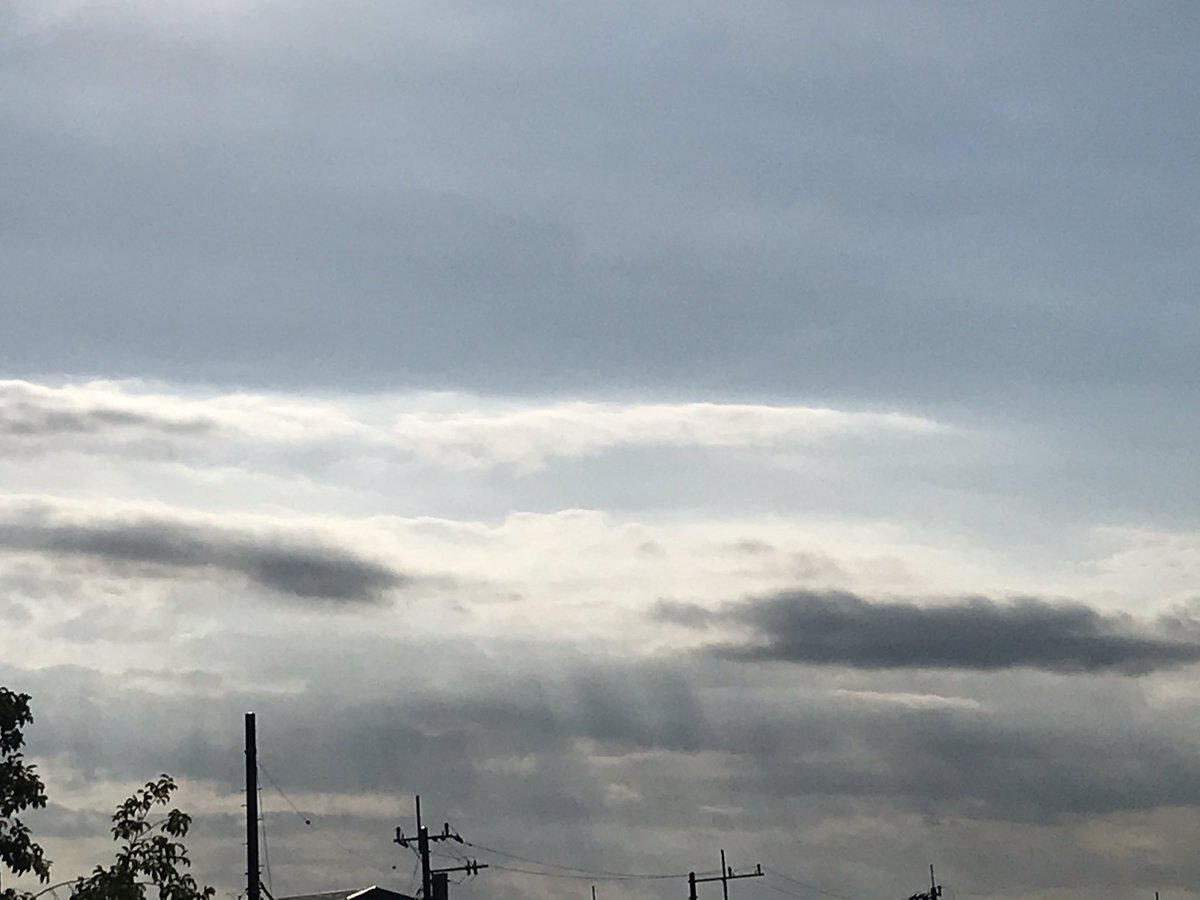slowslowfood's tweet photo. 午後の天空劇場
#さっきの空
#イマソラ
#彩雲
#天使の梯子
#ご安全に🙏
#StaySafeBeSmart https://t.co/WK7ztUBKtd
