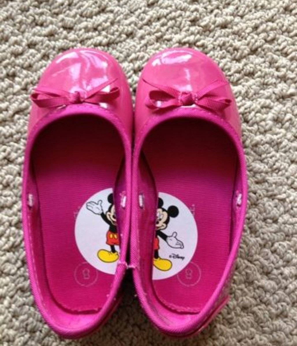Does Your Child Put Their Shoes On The Wrong Feet? 2 Simple Ideas To Help Support Your Child! #parenthacks #kiddyacademy #wavertree #childcare #praise #happysaturday #tag-us
