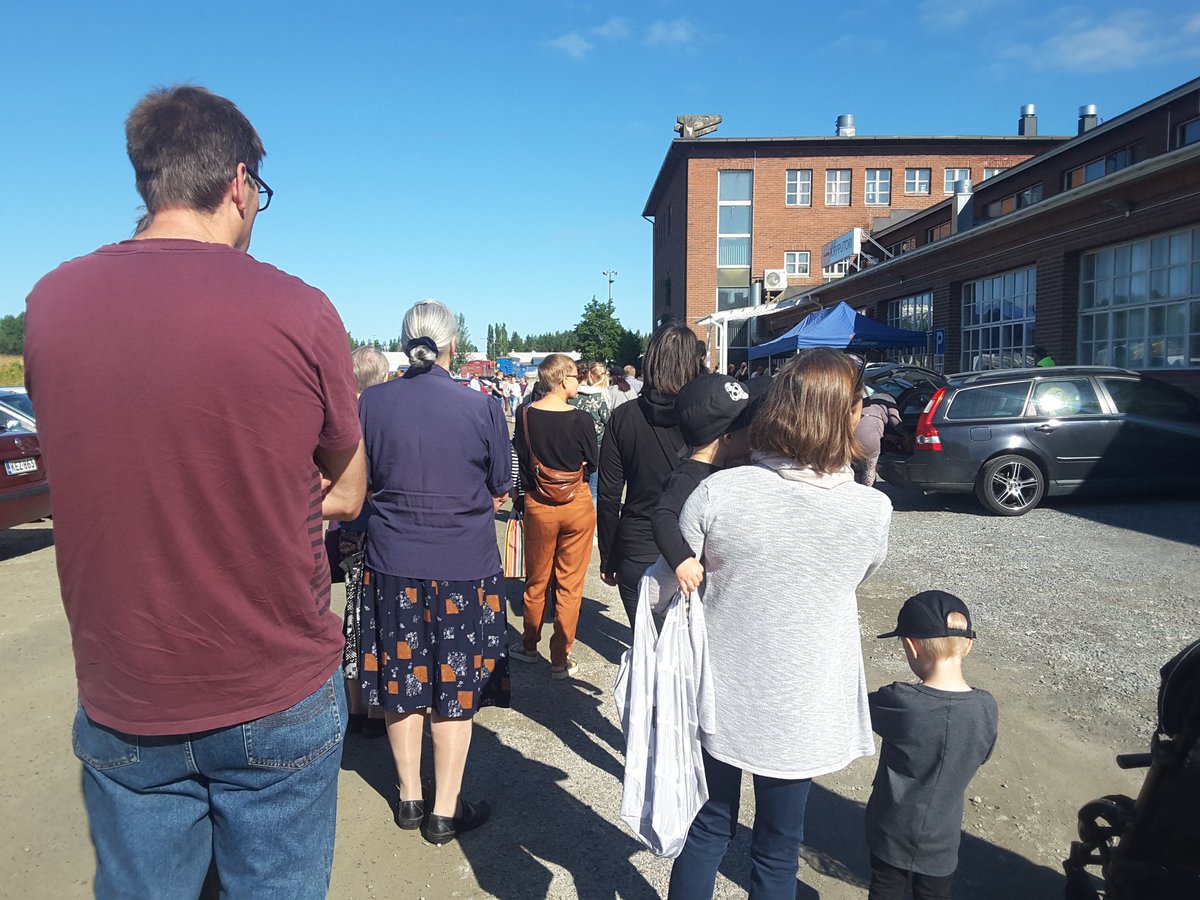 Oppia ikä kaikki! Ämpäriä jonottamassa ensimmäistä kertaa elämässä! Kannatti! Huikea kirpputorin avaus Hämeenlinnassa! No turvavälit sisällä...huh!