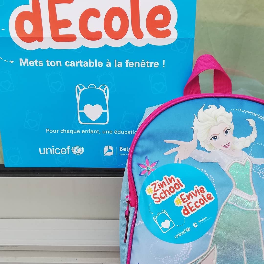 LiegeUnicef's tweet photo. 💙À partir du 17 août 2020, nous vous proposons de mettre à votre fenêtre le 💼🎒 de votre/vos enfant(s) et de nous envoyer la photo ou de la partager sur les réseaux sociaux avec le #EnviedEcole et de taguer UNICEF Belgium et nous 🥳👧🧒👦👩🏫 https://t.co/aLxrSXSPOj