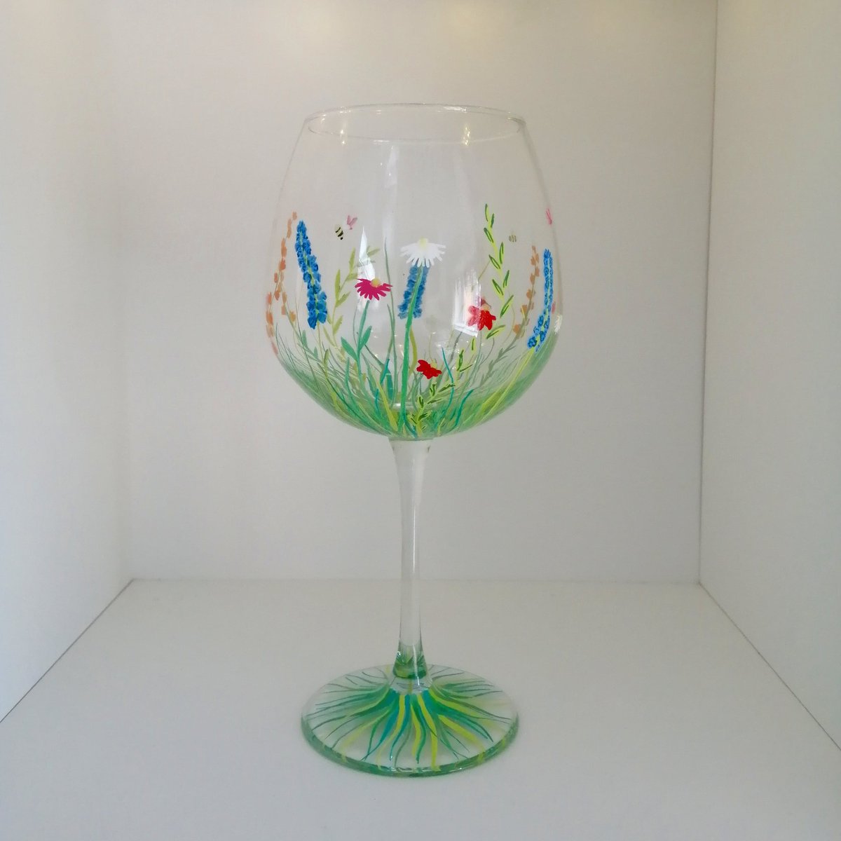 LottesTreasures's tweet photo. Another commission completed 🙌🏻

This is a large wine glass, hand painted with meadow flowers, tiny bees &amp; delicate butterflies.

For more glass art please take a look at my Insta @lottestreasures. For commission enquiries please contact me via my #etsyshop or direct message me https://t.co/mIbjUTlk3L