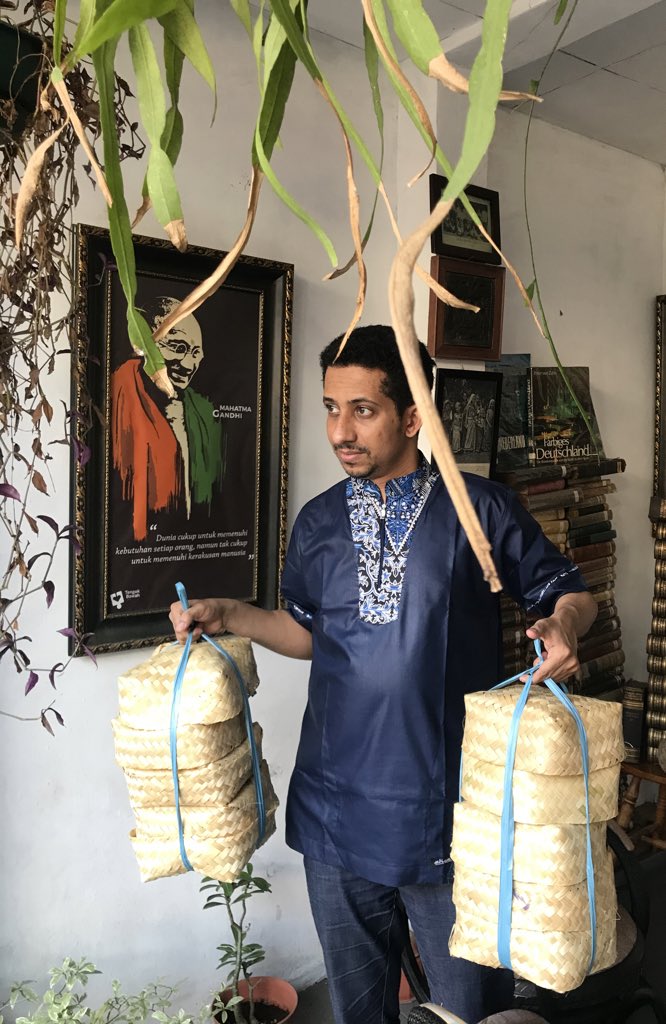 Husen_Jafar's tweet photo. Seharian ini memang diniatkan ngurus qurban. Yg beda qurban tahun ini: pakai besek agar ramah lingkungan, disembelih di pusat potong hewan krn pandemi, dan ada Pendeta Yerry Pattinasarani yg ikut nyumbang kambing sbg hadiah utk dia ingin merasakan &amp; berbagi jg di Idul Adha ini. https://t.co/HjpSmtoeTb