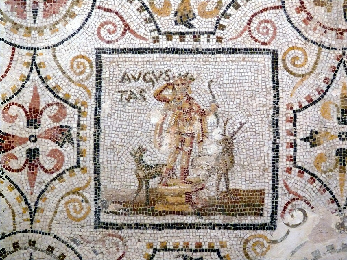 antigua_roma's tweet photo. Bienvenido agosto, llamado así en honor del emperador Augusto. En el año 8 a. C. el nombre Sextilis fue sustituido por Augustus mediante la lex pacuvia de mense Sextili. Fue decretado que su mes fuera agosto porque en él ostentó su primer consulado en el año 43 a. C. https://t.co/DAZFSuwxsT