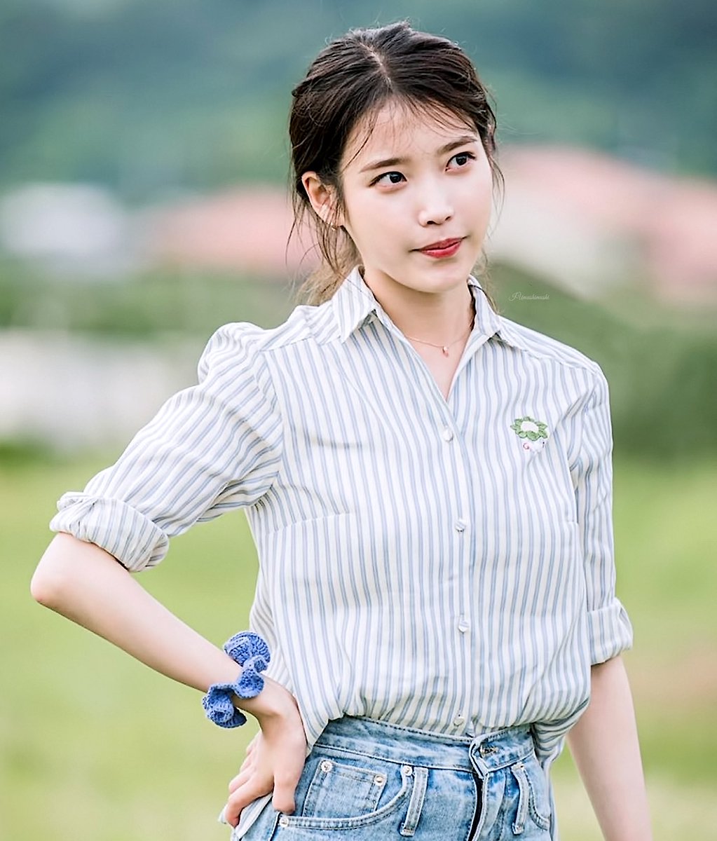 “When  #IU arrived, she brought two suitcases with her, incl. gifts such as her mother’s homegrown vegetables & homemade side dishes, as well as coffee her father had roasted. I’m thankful & touched, and it reminded me why IU is the way she is.”- Kang Koong, House on Wheels PD