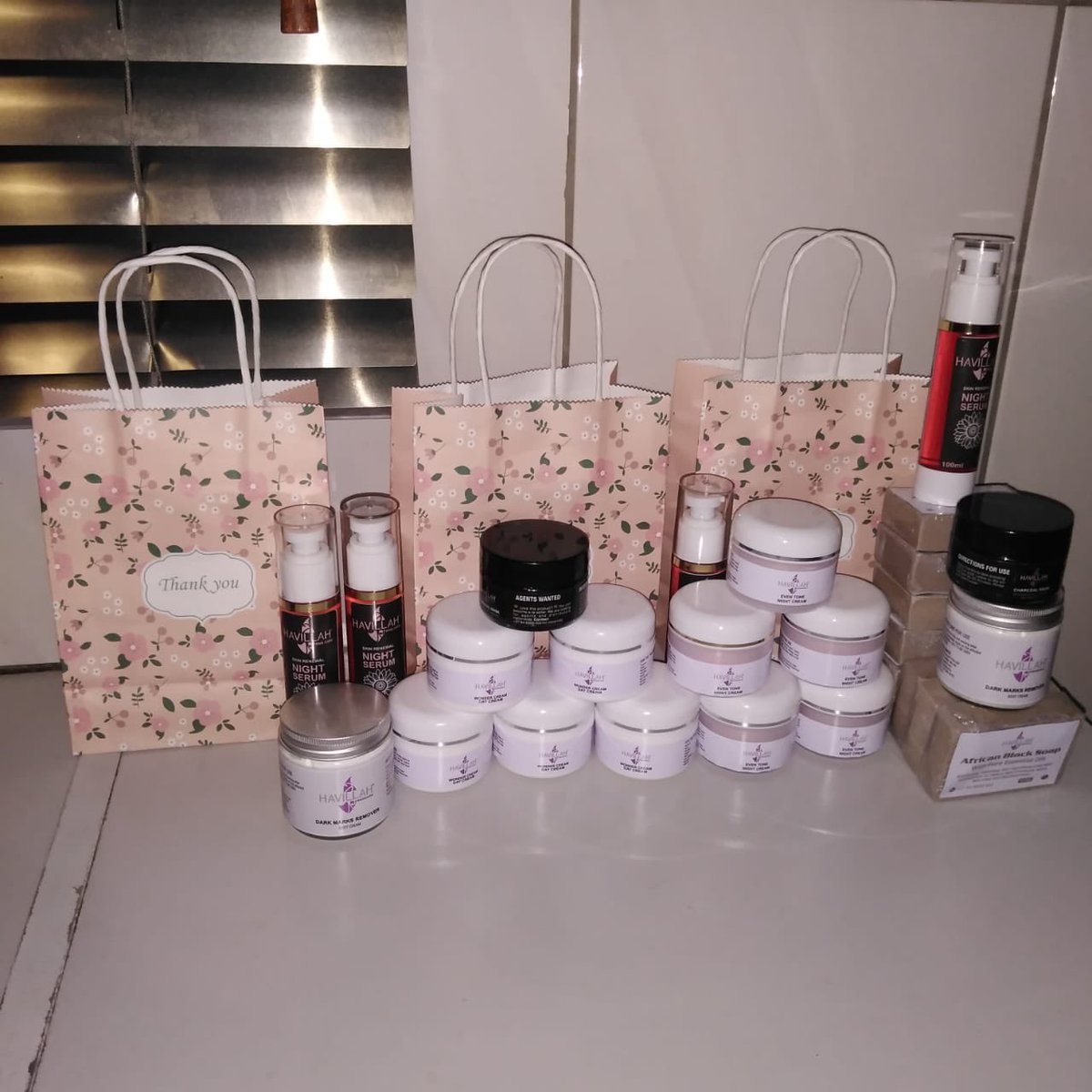 RealManKev's tweet photo. Bona your skin can’t go through a lot while @HavillahBeauty is here for the glow up plug

https://t.co/n1nrv4MA8z

https://t.co/BNAIpOCzsX

https://t.co/0LNZRUrdvS

https://t.co/MenTOG3inm 

Get that flawless skin back bo lavo 🔥🔥🔥
Click any link for info &amp; orders https://t.co/Jg4vbp7Ecd
