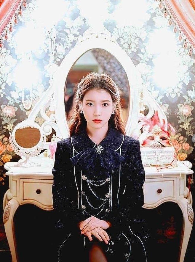 “I’ve worked with many people in my life, but is there any other artist who captures her staff in photographs and in her heart like this? Just her.. #IU”- Seo Yoon, IU hairstylist *IU, herself, had made a photobook for the staff for her tour “dlwlrma“