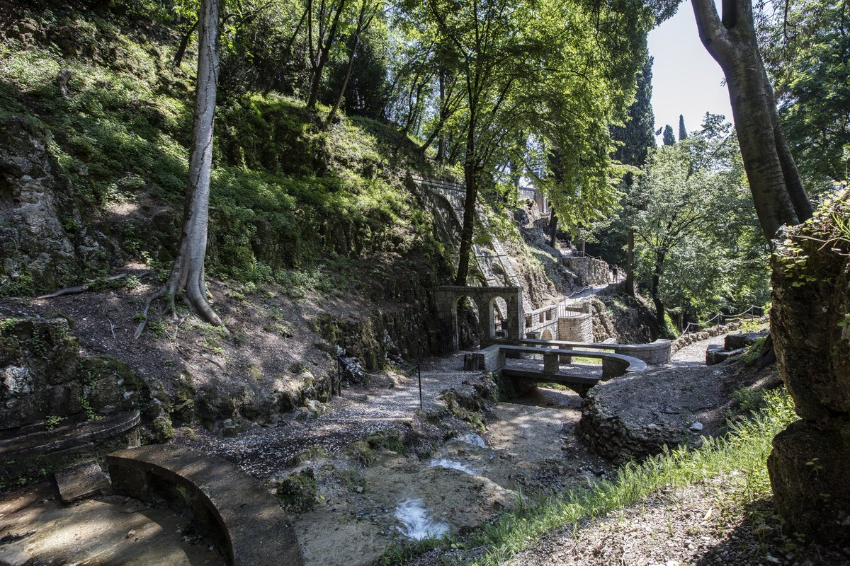 vittoriale's tweet photo. La Fondazione #Vittoriale degli #Italiani partecipa all’iniziativa #gardendays di @GrandiGiardini e Les Plus Beaux Jardins de France, mostrandovi oggi con #gardenfeatures le nostre fontane, i nostri rivi e giochi d’acqua, molto amati da Gabriele d’Annunzio. https://t.co/Zp50YZLYqf