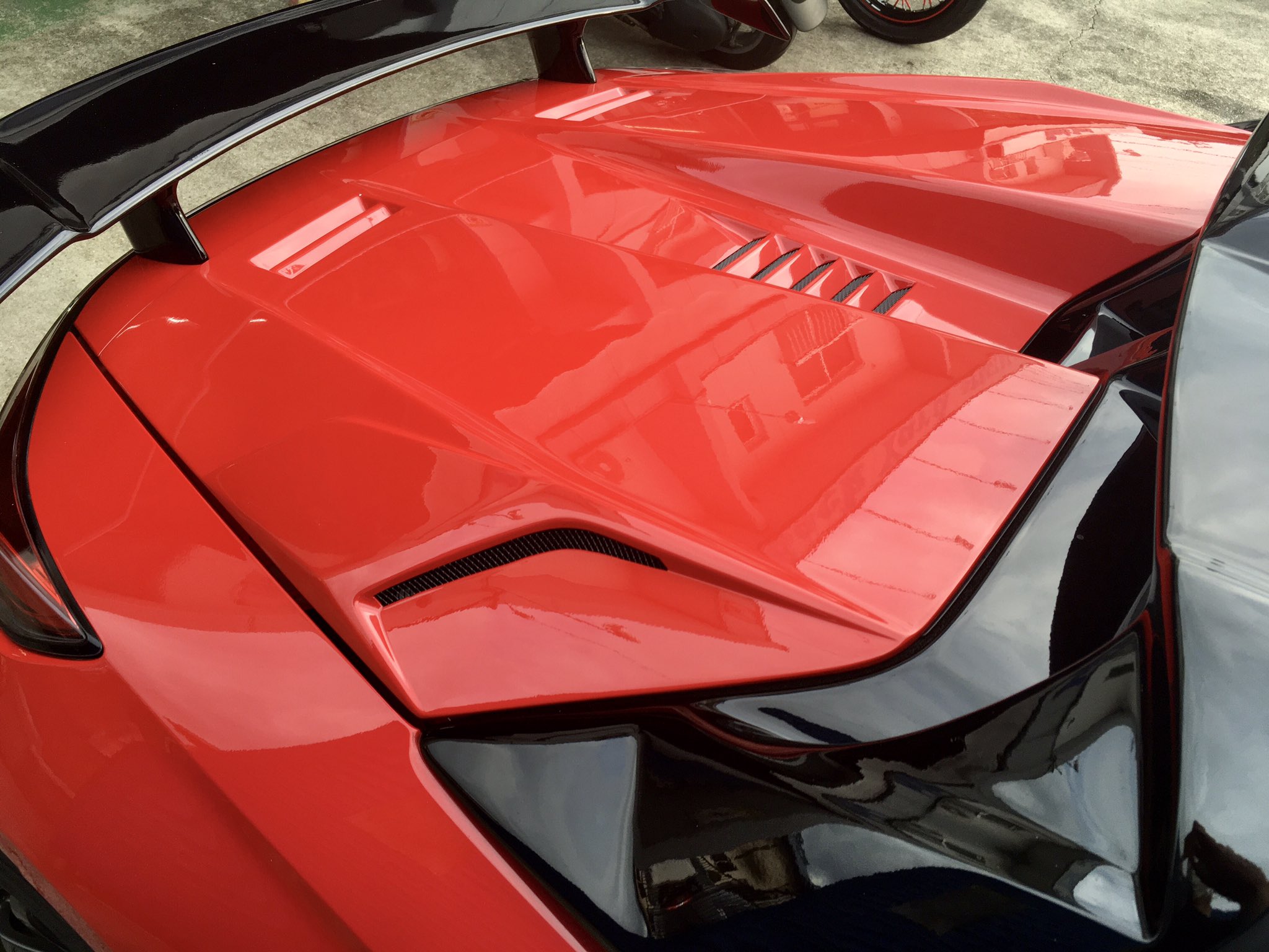 Bob Sato S660 むら池さんの補強バーと干渉する為 純正のエンジンフードスタンドの代わりにエンジンフードダンパーをつけてますが Bysのエアロエンジンフードに交換するにあたって無限エンジンフード用のダンパーに変更 無事 つきました クリアランス