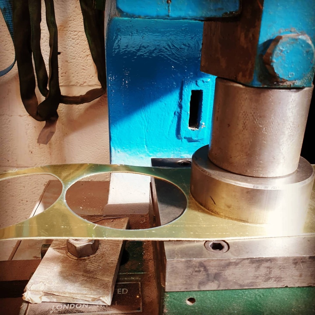 Spin360shop's tweet photo. Over 100 of these brass discs to punch out before it gets too hot.
3 down and sweating all ready.
.
#metalspinning #metalspinner #portsmouth #southsea #hampshire #machineshop #machinist #toolmaker #engineering #precision #engineeringsolutions #flypress … https://t.co/whbrEmnZxn https://t.co/pDJnzZhqN0