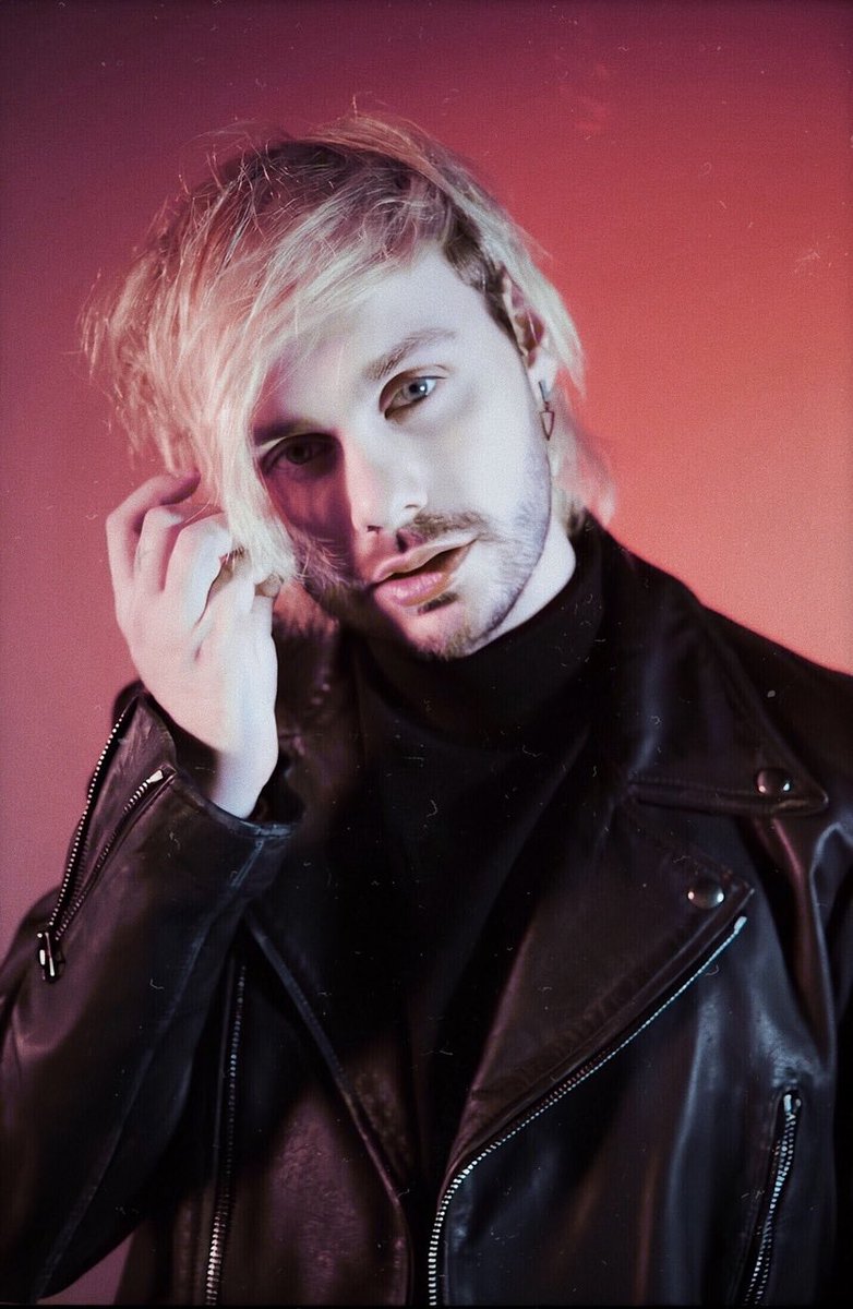 butterflyxlies's tweet image. rt and reply with #5SOSWORLDDOMINATION and you will get to hug them one day