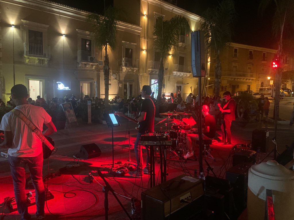 LiveTkm's tweet photo. #tabskillersmachine #tkm #sudoccidentalesicula #livetour2020 #piazzafontediana #comiso #ragusa #sicilia #30luglio2020 #archirinonnapippa #fonte #dianaristorante #live #rock #band #enjoy #thankyouall❤️ https://t.co/Iz1lHJ6NmR
