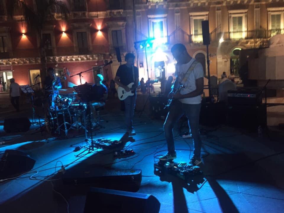 LiveTkm's tweet photo. #tabskillersmachine #tkm #sudoccidentalesicula #livetour2020 #piazzafontediana #comiso #ragusa #sicilia #30luglio2020 #archirinonnapippa #fonte #dianaristorante #live #rock #band #enjoy #thankyouall❤️ https://t.co/Iz1lHJ6NmR