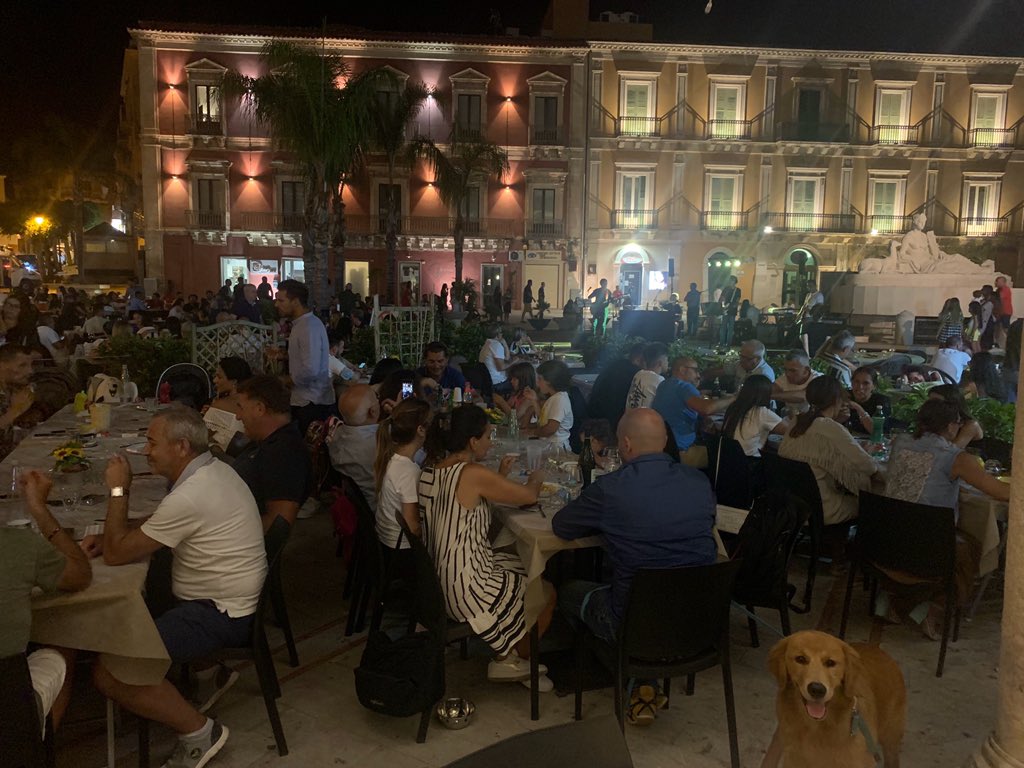 LiveTkm's tweet photo. #tabskillersmachine #tkm #sudoccidentalesicula #livetour2020 #piazzafontediana #comiso #ragusa #sicilia #30luglio2020 #archirinonnapippa #fonte #dianaristorante #live #rock #band #enjoy #thankyouall❤️ https://t.co/Iz1lHJ6NmR