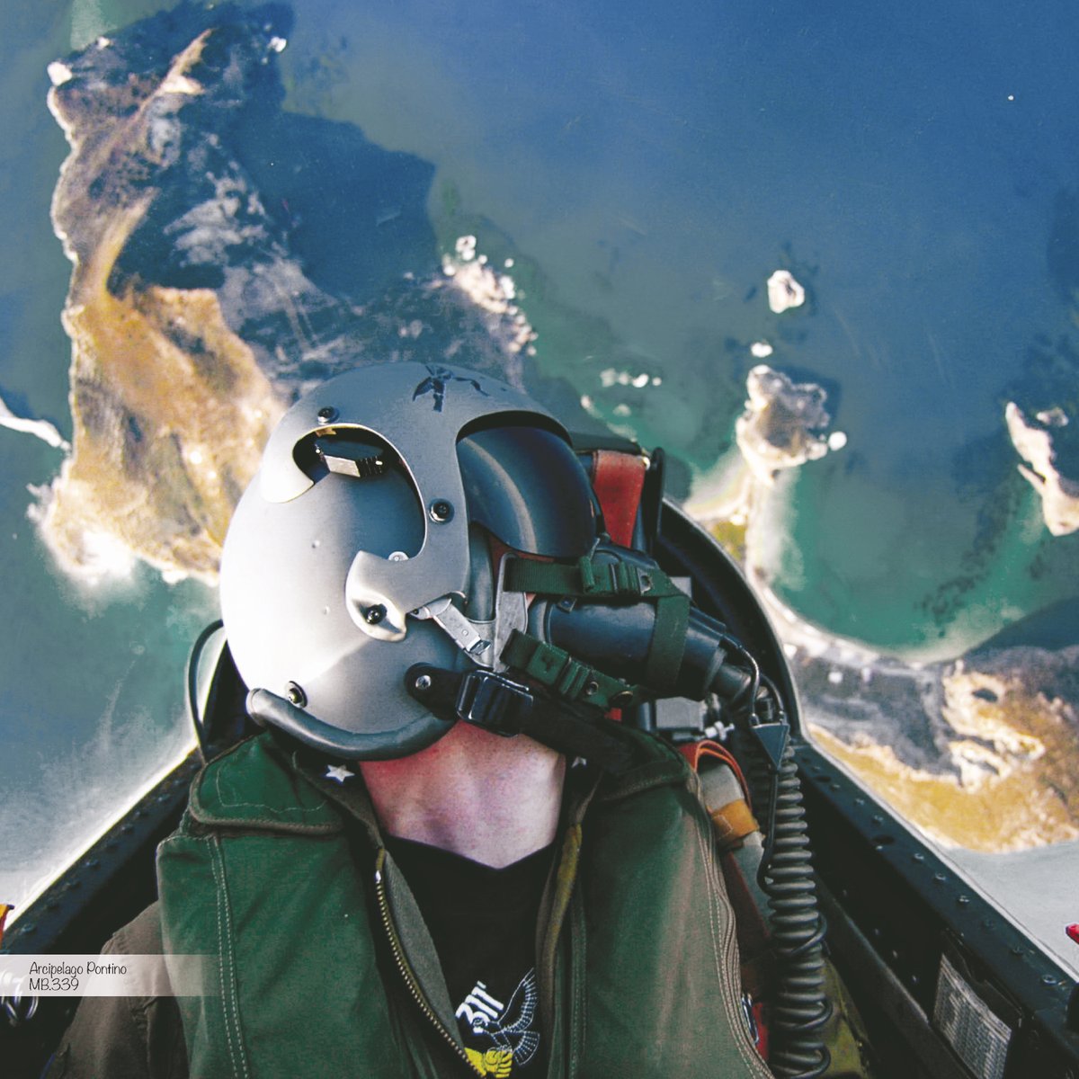 ItalianAirForce's tweet photo. Diamo il benvenuto al mese di agosto con questo stupefacente scatto realizzato a bordo di un MB.339 in volo sull'Arcipelago Pontino

#Agosto #Calendario2020 #AeronauticaMilitare #latuasquadrachevola https://t.co/TkEv3qfH0y
