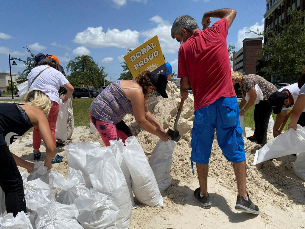 Reuters's tweet photo. Hurricane Isaias strengthens slightly as it bears down on Florida https://t.co/CAliIAAtNS https://t.co/SP00ROsWty