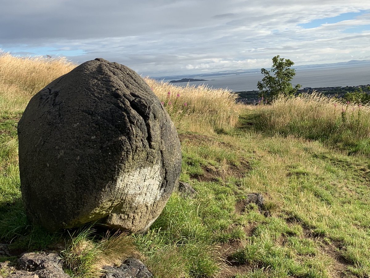 Dunsapie boulder with Portobello, the Pentlands and Fife.

#dunsapieboulder #dunsapiehill #arthursseat
