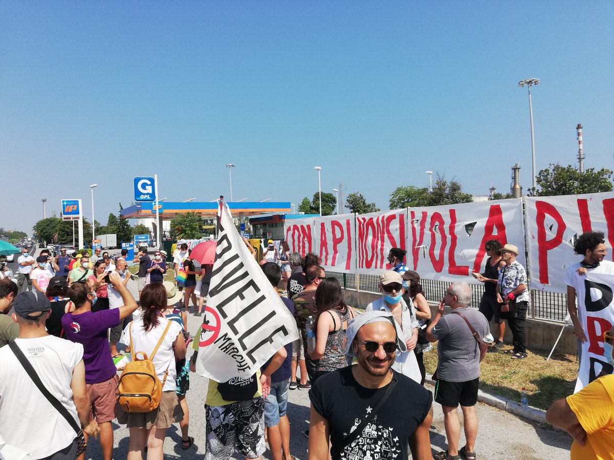 global_project's tweet photo. Falconara Marittima (An) - #1agosto I manifestanti si iniziano a radunare davanti alla raffineria Api, per il presidio pubblico convocato nella 2 giorni di mobilitazione della campagna #PerIlClima #FuoriDalFossile https://t.co/vCNttnOJ0Y