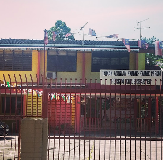 Membesar kat Penang, umur aku 5 tahun masuk tadika kat Tokong Oo Poh Tong depan kampung. Lepas 6 bulan masuk kindergarden kat Presbytrian Church St Andrews. Umur 6 tahun masuk tadika PERKIM (Tunku Abdul Rahman dulu selalu datang).