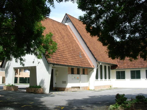 Membesar kat Penang, umur aku 5 tahun masuk tadika kat Tokong Oo Poh Tong depan kampung. Lepas 6 bulan masuk kindergarden kat Presbytrian Church St Andrews. Umur 6 tahun masuk tadika PERKIM (Tunku Abdul Rahman dulu selalu datang).