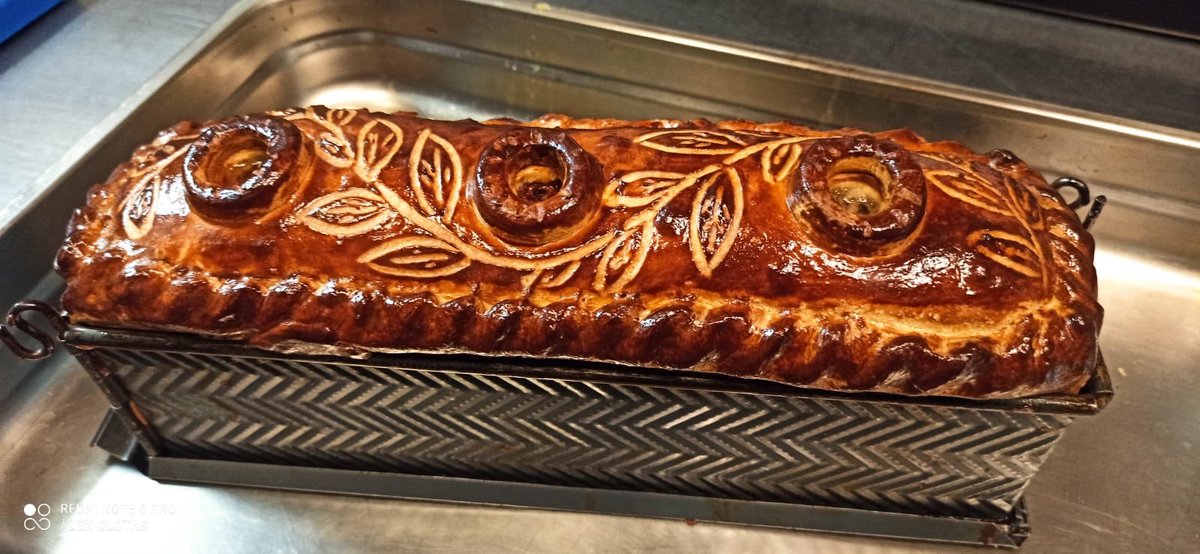 ericbassetbcn's tweet photo. 🔴 Esto sale del horno y es el “ Pâté en Croute “ de Bilou con Foie Gras mi cuit y Gelée de Cognac ! Bravo @alclotas 👀 📸 @bistrotbilou 🤘Calle Pau  Claris 85 🎈•
•
#barcelona #food #foodingood #forporn #signaturedish #signature #cuisiner #winelover #vin #bistrot #barcelona https://t.co/BjjafkZf3l