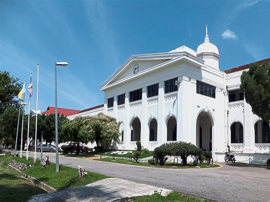 Form sampai form 3, masuk Penang Free School. 3 tahun kat situ, aku sorang Melayu dalam kelas, lain semua Cina dengan India. Kat sini aku belajar English sebab memang kena cakap hari-hari. Ponteng semua kelas ugama sebab ustaz pun malas nak ajar aku sorang. Nasib baik pass.