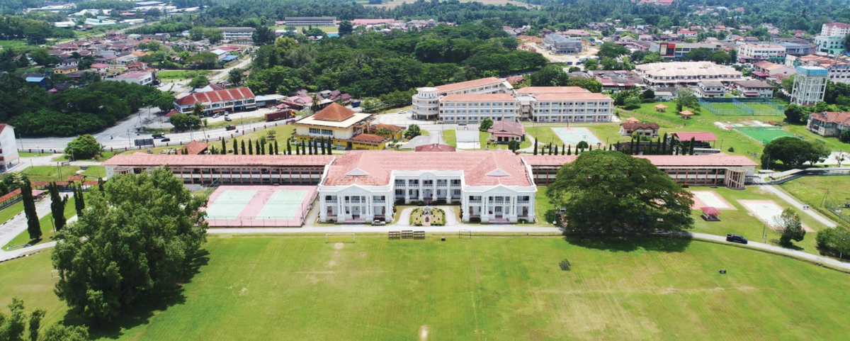 Form 4 and Form 5 masuk MCKK. Dari sorang Melayu dalam kelas ke semua Melayu dalam satu sekolah. Aku masuk sini dengan rambut Vanilla Ice bagi nampak gangster dengan rokok 2 karton Marlboro nak rasuah F4 & F5. Sepupu aku pesan kalau sapa sapa bully, ajak fight terus.