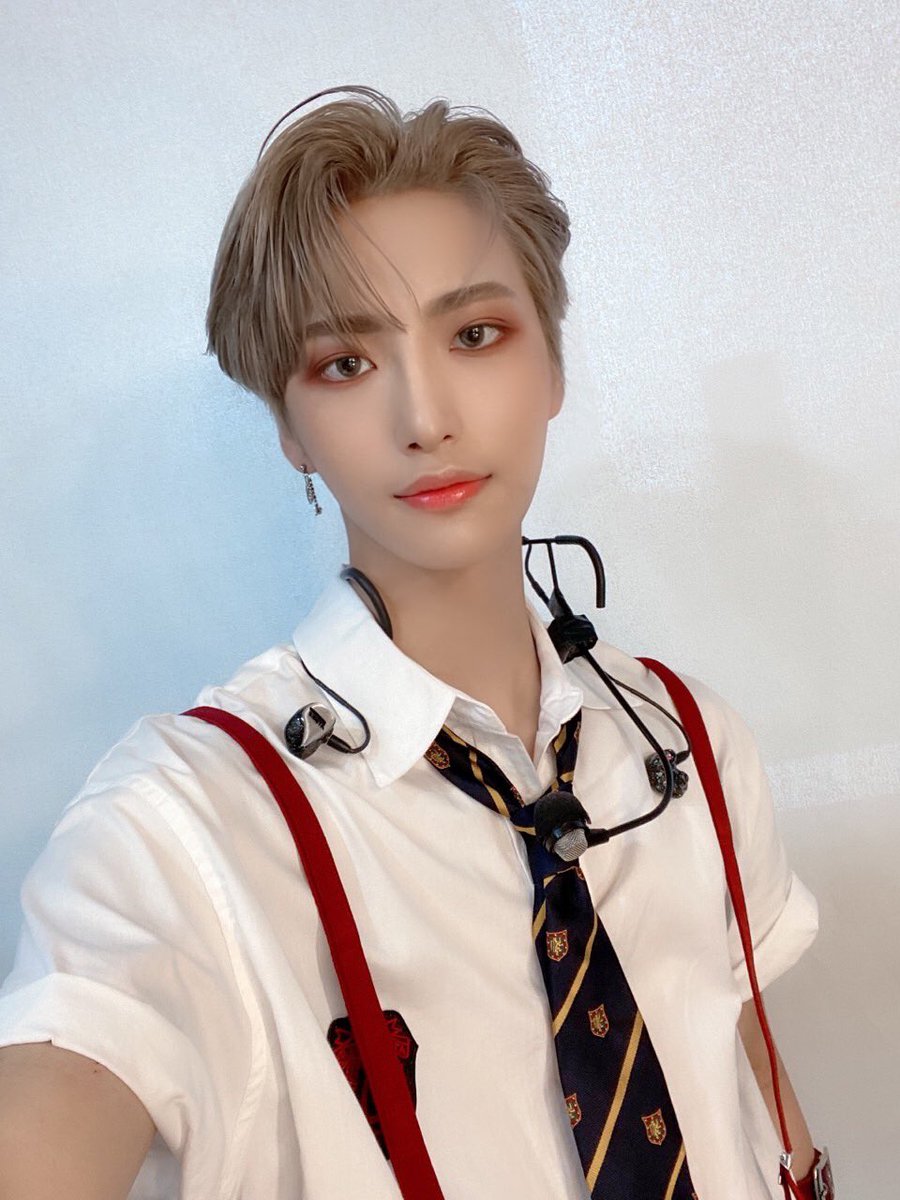 ATEEZofficial's tweet photo. [#성화] 왜 안 힘든가 했더니 에이티니 응원이 여기까지 들어왔어용❤️💙❤️💙
#ATEEZ #에이티즈 https://t.co/WC92fr42wn