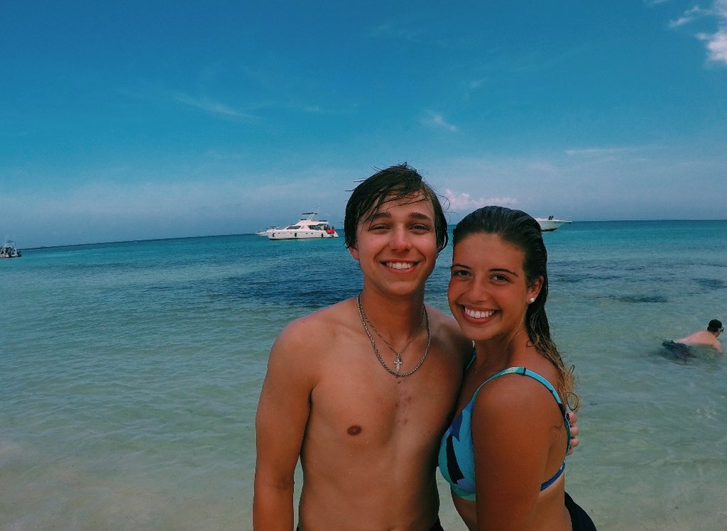 AshlynCaddel6's tweet photo. the best day with the best people!! https://t.co/MplZzncrhJ