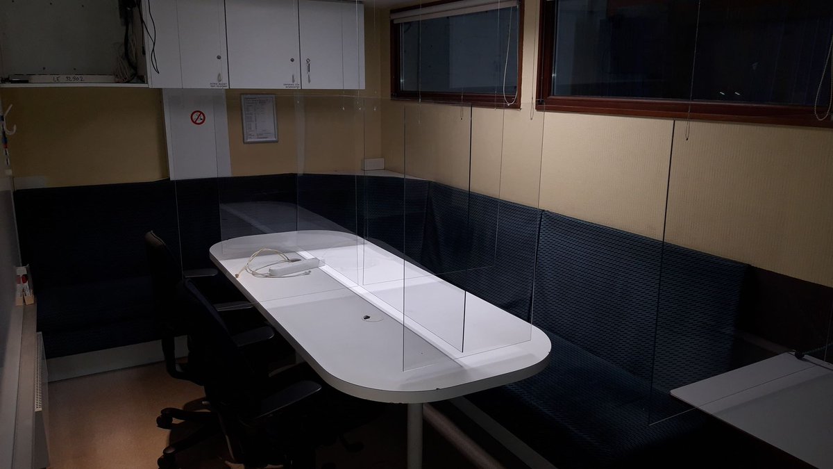 Log_eenheid's tweet photo. Veiligheid (h)eerst !
Om onze vrijwilligers extra te beschermen hebben we afscheidingen aangebracht in de nationale #commandowagen.
Zo kunnen we bij calamiteiten ook hulp blijven bieden.
😷
#rodekruisvrijwilliger
#TopTeam
#helpthelpen https://t.co/aoHM7MjbnA