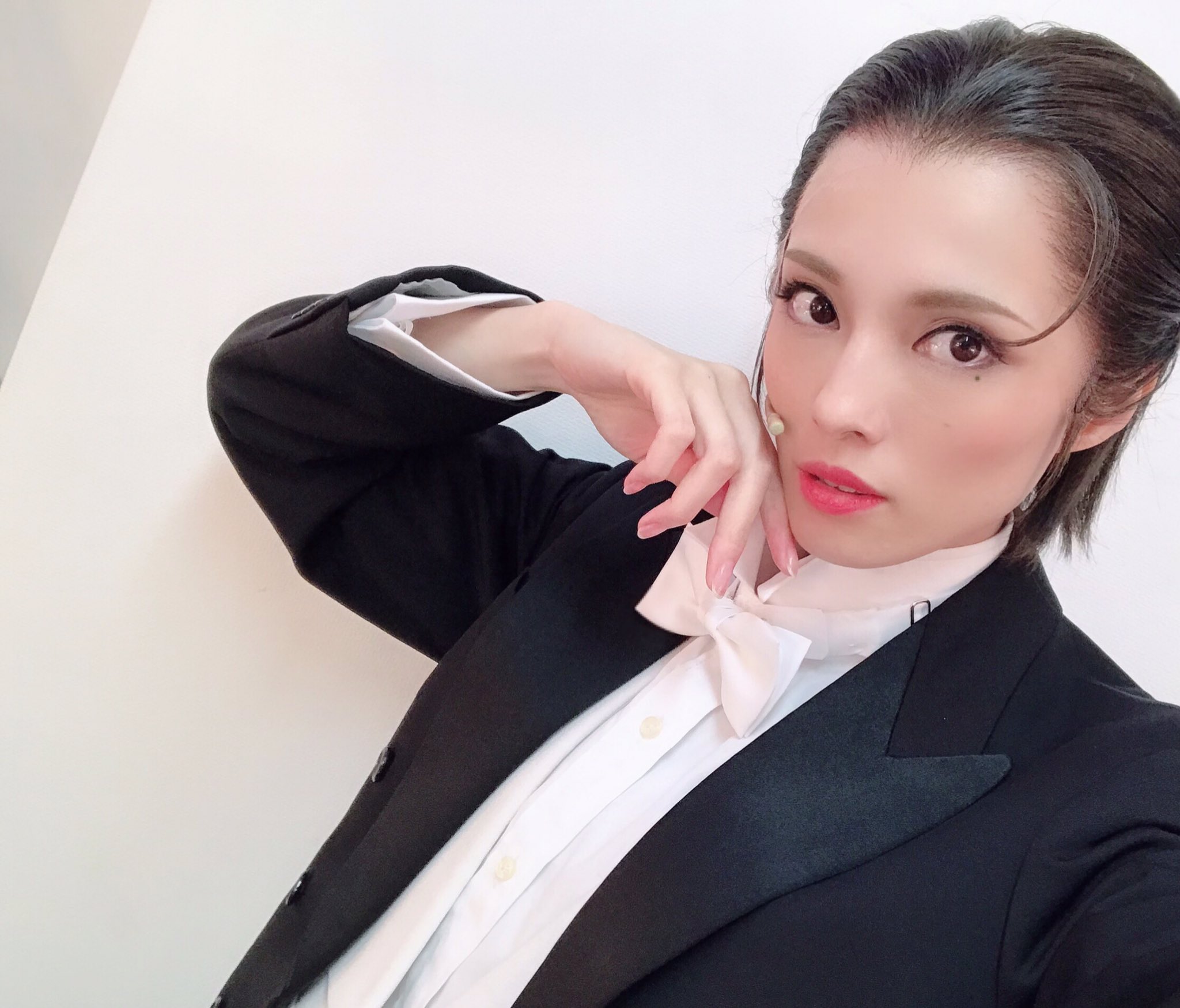 大湖せしる ミュージカル 憂国のモリアーティ Op 2 大英帝国の醜聞 2日目終演 本日も ありがとうございました 奇跡的に撮れた男装 男役を卒業して以来の 黒燕尾 なんとも 不思議な感覚 モリミュ アイリーン 男装 T Co 1ul5pzew4e 大湖せしる ミュージカル 憂国のモリアーティ Op 2 大英帝国の醜聞 2日目終演 本日も ありがとうございました 奇跡的に撮れた男装 男役を卒業して以来の 黒燕尾 なんとも 不思議な感覚 モリミュ アイリーン 男装 T Co 1ul5pzew4e