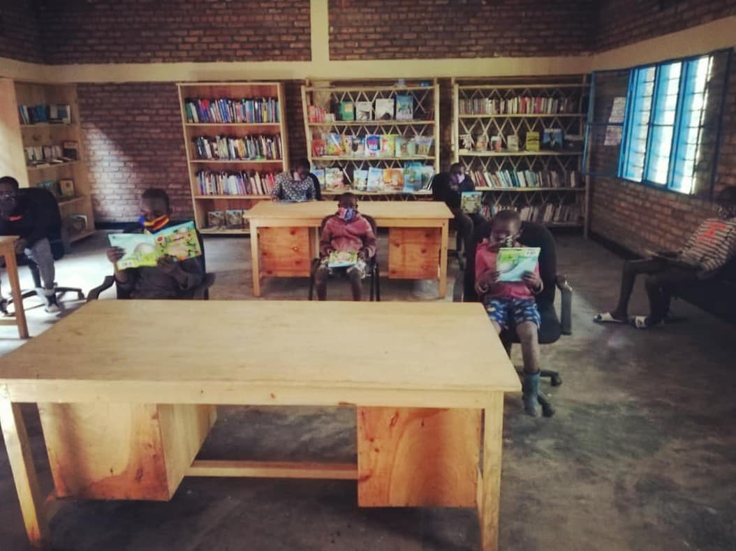 rwandopp's tweet photo. 📚 Happy Saturday! The library is open but currently at capacity so many young people had to be turned away. You can help us expand the library into two rooms so we can welcome more readers back safely by following the link for more info and to donate  https://t.co/nK7SYuOQgb  ☺️ https://t.co/sywdZVlnqK