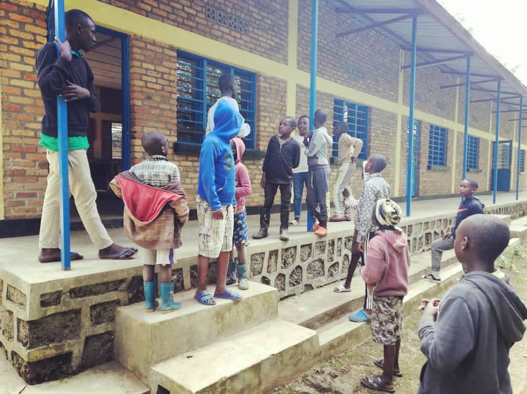 rwandopp's tweet photo. 📚 Happy Saturday! The library is open but currently at capacity so many young people had to be turned away. You can help us expand the library into two rooms so we can welcome more readers back safely by following the link for more info and to donate  https://t.co/nK7SYuOQgb  ☺️ https://t.co/sywdZVlnqK