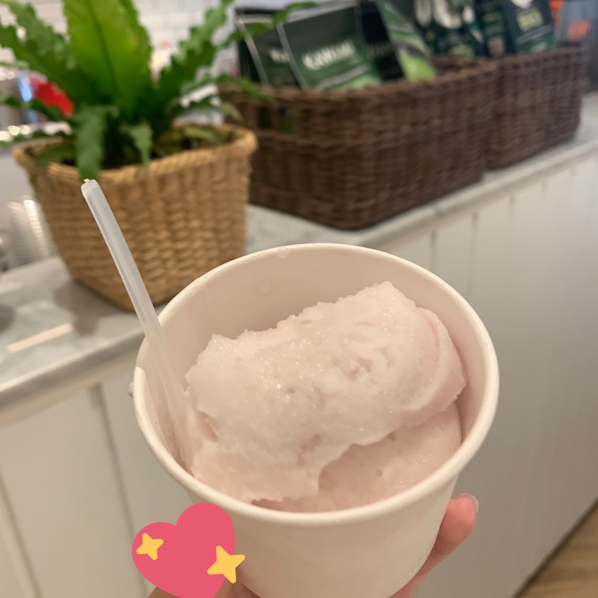 หาที่นั่งทำงานพึ่งเดินมาเจอ คาเฟ่เครื่องดื่มหลักสิบยังมีอยู่ในสยาม!!! ชื่อ the doyle มี wifi มีที่ชาร์จ นี่สั่งชาเย็น/ไอติม อย่างละ 40 บาทเองงะ อย่างอื่นก็ 35-50 บาท มากันเยอะๆนะคะ อยากให้ร้านอยู่ได้นานๆ🥺🥺🥺🥺