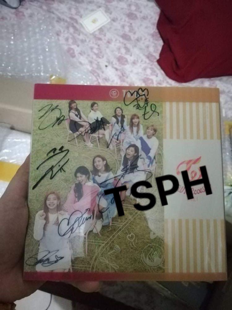 Teudoongiekshop's tweet photo. TWICE SIGNED ALBUM FROM JUNE BATCH ALREADY ARRIVED IN PH~ uwu π₯Ίπ₯Ίπ₯Ί
#TSPHPROOFS #TSPHUPDATES https://t.co/7RCUA5msQP