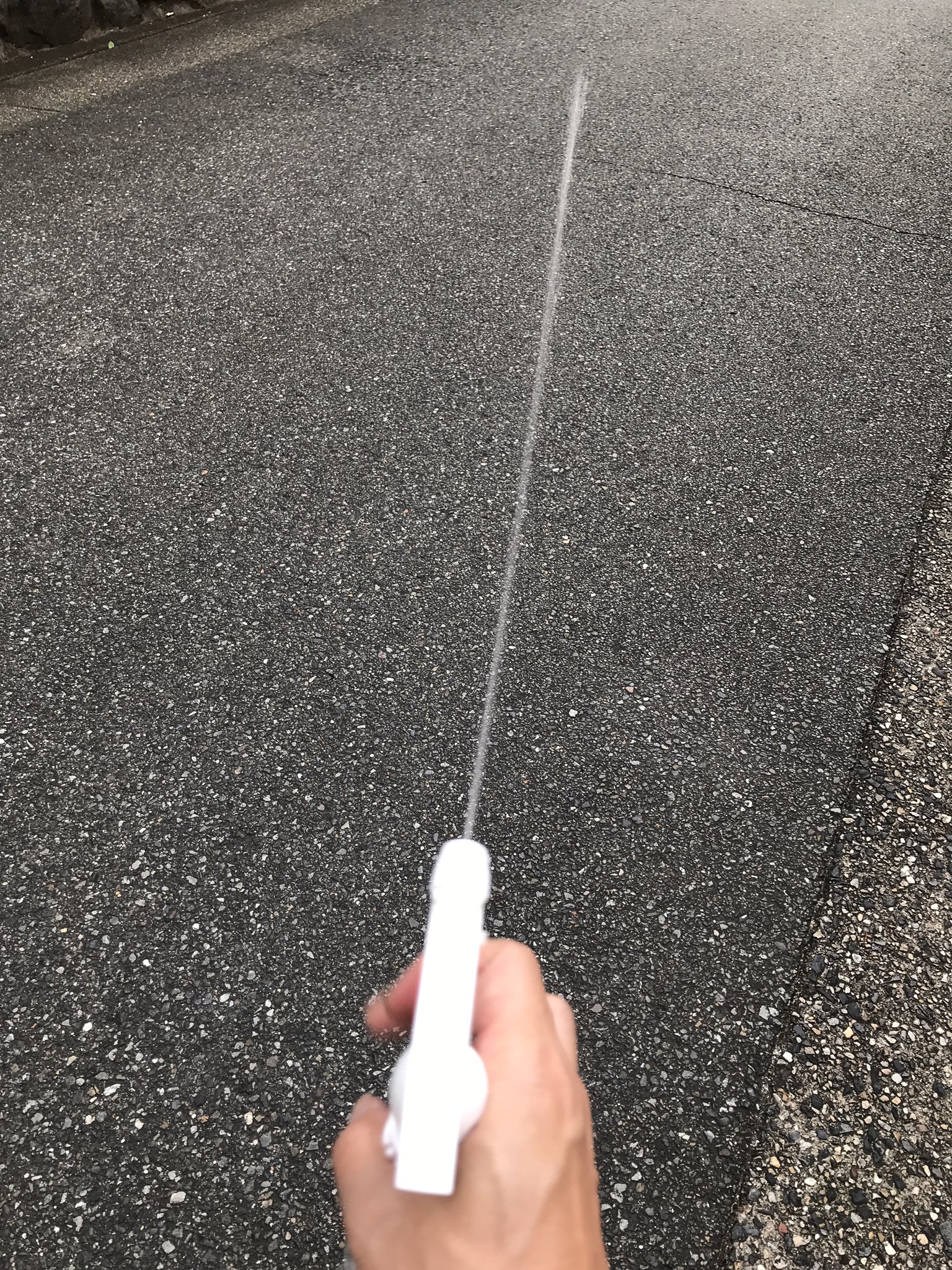 デゴチ A Twitter 水鉄砲作りのハードルはすごく低いので 例えば霧吹きのスプレーも水鉄砲になります スプレーノズルは大抵の場合ネジのように回せて噴霧する具合を変えられます ノズルを緩めるとノズル内部で加圧された水が整流する隙間ができるためか 霧にならず